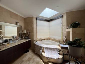 Se vende casa con lote de 1200 m2 en Pozos Santa Ana 25-1961