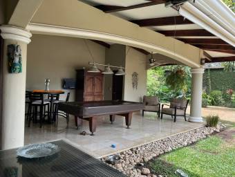 Se vende casa con lote de 1200 m2 en Pozos Santa Ana 25-1961