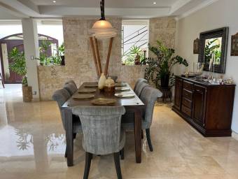 Se vende casa con lote de 1200 m2 en Pozos Santa Ana 25-1961