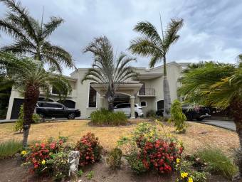 Se vende casa con lote de 1200 m2 en Pozos Santa Ana 25-1961