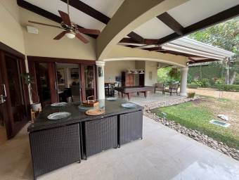 Se vende casa con lote de 1200 m2 en Pozos Santa Ana 25-1961