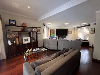 Se vende casa con lote de 1200 m2 en Pozos Santa Ana 25-1961