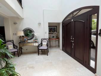 Se vende casa con lote de 1200 m2 en Pozos Santa Ana 25-1961