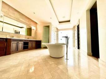 Se vende casa con lote de más de 2200 m2 en Pozos Santa Ana 23-3367