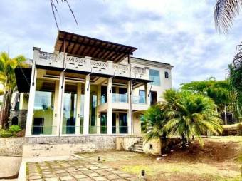 Se vende casa con lote de más de 2200 m2 en Pozos Santa Ana 23-3367