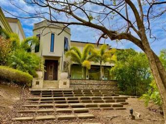 Se vende casa con lote de más de 2200 m2 en Pozos Santa Ana 23-3367