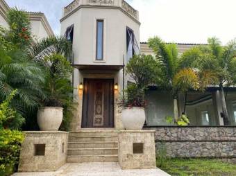 Se vende casa con lote de más de 2200 m2 en Pozos Santa Ana 23-3367