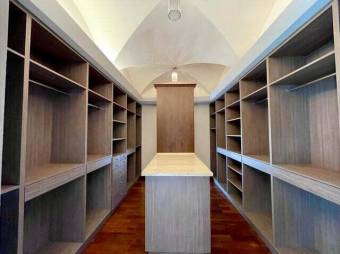 Se vende casa con lote de más de 2200 m2 en Pozos Santa Ana 23-3367