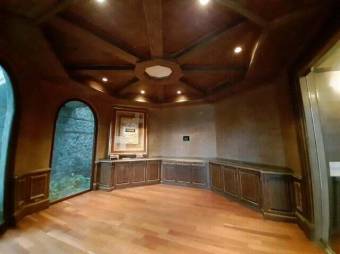 Se vende casa con lote de más de 2200 m2 en Pozos Santa Ana 23-3367