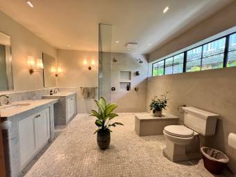 Se vende casa con lote de más de 1300 m2 en San Rafael Escazú 26-881