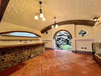 Se vende casa con lote de más de 1300 m2 en San Rafael Escazú 26-881