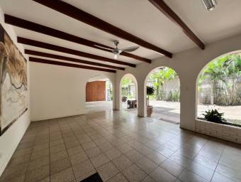 Se vende casa con lote de más de 1300 m2 en San Rafael Escazú 26-881