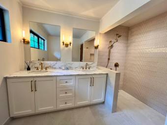 Se vende casa con lote de más de 1300 m2 en San Rafael Escazú 26-881