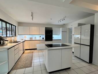 Se vende casa con lote de más de 1300 m2 en San Rafael Escazú 26-881