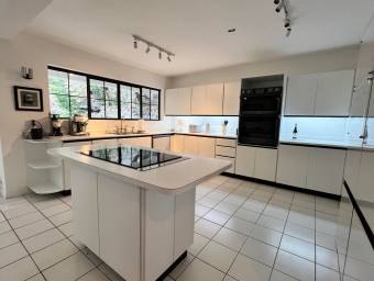 Se vende casa con lote de más de 1300 m2 en San Rafael Escazú 26-881