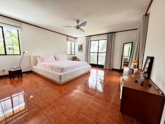 Se vende casa con lote de más de 1300 m2 en San Rafael Escazú 26-881