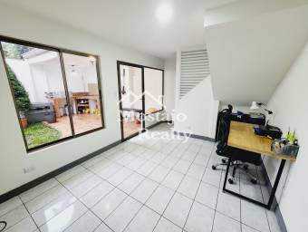 OPORTUNIDAD! Venta de Casa en Residencial en Sabana Oeste, 4 habitaciones!