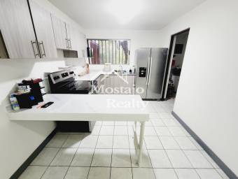 OPORTUNIDAD! Venta de Casa en Residencial en Sabana Oeste, 4 habitaciones!