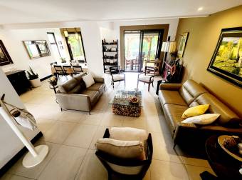 Venta de Casa contemporánea de 3 niveles, Parques del Sol, Jacaranda, Santa Ana