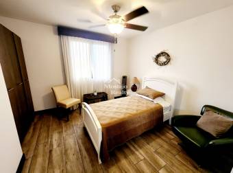 Venta de Casa contemporánea de 3 niveles, Parques del Sol, Jacaranda, Santa Ana