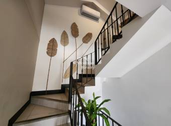 Venta de Casa contemporánea de 3 niveles, Parques del Sol, Jacaranda, Santa Ana