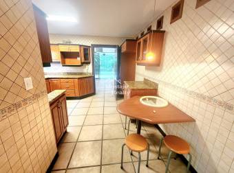 Venta de casa amplia, Condominio El Cortijo, San Rafael, Escazú