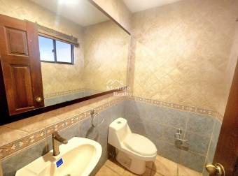 Venta de casa amplia, Condominio El Cortijo, San Rafael, Escazú