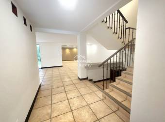 Venta de casa amplia, Condominio El Cortijo, San Rafael, Escazú