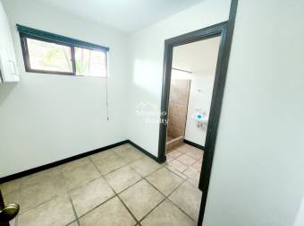 Venta de casa amplia, Condominio El Cortijo, San Rafael, Escazú