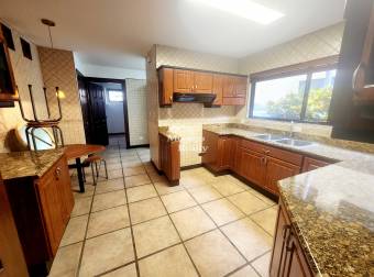 Venta de casa amplia, Condominio El Cortijo, San Rafael, Escazú