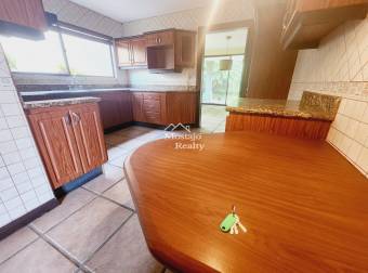 Venta de casa amplia, Condominio El Cortijo, San Rafael, Escazú