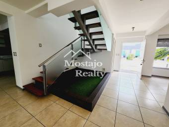 Venta de Casa amplia, Condominio Hacienda Barcelona, Santa Ana