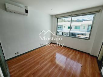 Venta de Casa amplia, Condominio Hacienda Barcelona, Santa Ana