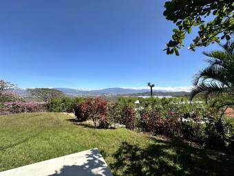 Se alquila casa con lote de mas de 1500m2 en Piedades Santa Ana 26-1102