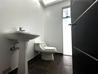 Se alquila casa con lote de mas de 1500m2 en Piedades Santa Ana 26-1102