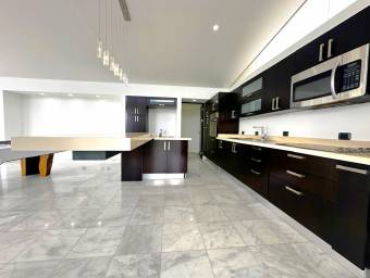 Se alquila casa con lote de mas de 1500m2 en Piedades Santa Ana 26-1102