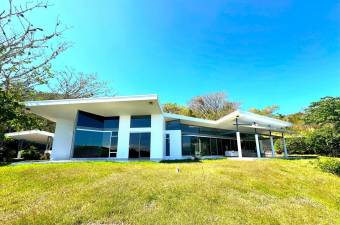 Se alquila casa con lote de mas de 1500m2 en Piedades Santa Ana 26-1102