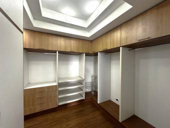 Se alquila casa con lote de mas de 1500m2 en Piedades Santa Ana 26-1102