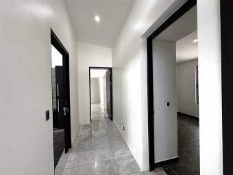 Se alquila casa con lote de mas de 1500m2 en Piedades Santa Ana 26-1102