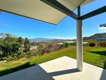 Se alquila casa con lote de mas de 1500m2 en Piedades Santa Ana 26-1102