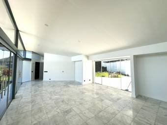 Se alquila casa con lote de mas de 1500m2 en Piedades Santa Ana 26-1102