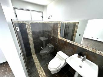 Se alquila casa con lote de mas de 1500m2 en Piedades Santa Ana 26-1102