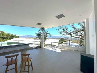 Se alquila casa con lote de mas de 1500m2 en Piedades Santa Ana 26-1102