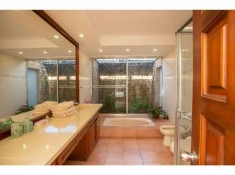 VENTA DE CASA DE LUJO CON DOS APARTAMENTOS Y PISCINA, HEREDIA, PARQUE RESIDENCIAL CARIARI - 9722829 