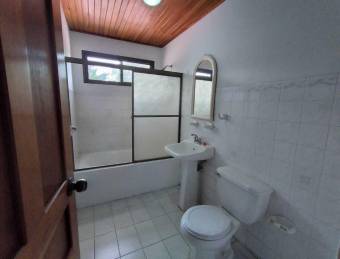 Se vende casa con patio en Zapote San José 26-1223