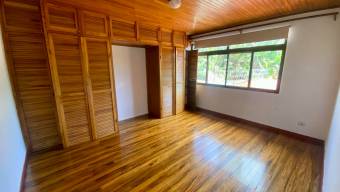 Se vende casa con patio en Zapote San José 26-1223