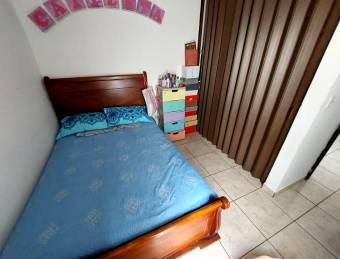 Se vende casa con patio en San Pablo Heredia 26-1080