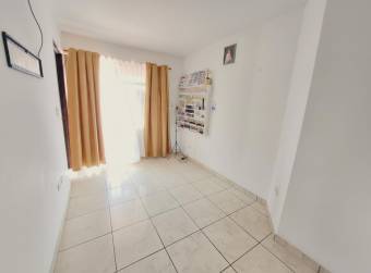 Se vende casa con patio en San Pablo Heredia 26-1080