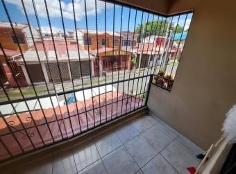 Se vende casa con patio en San Pablo Heredia 26-1080