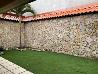 Se vende casa con patio en San Pablo Heredia 26-1080